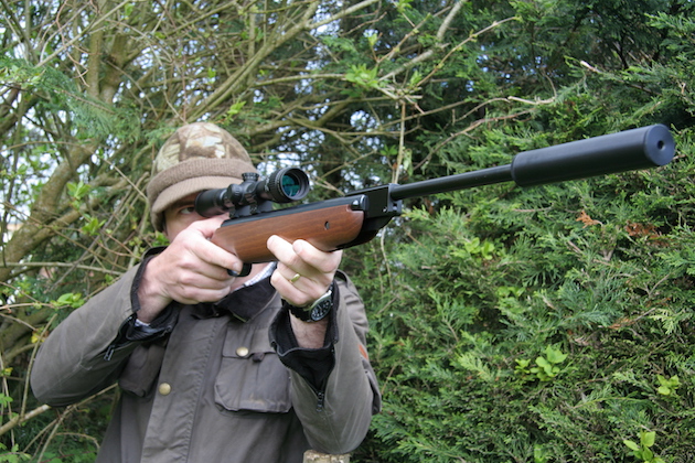 Стільба з пневматичної гвинтівки із встановленим саундмодератором